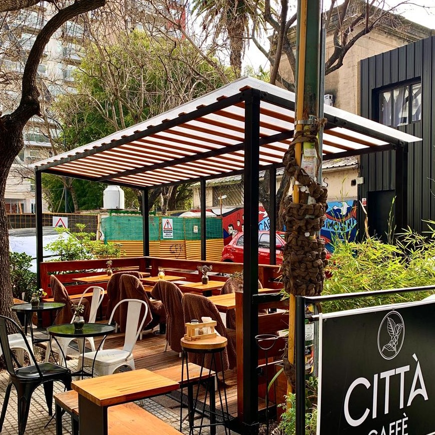 Deck al aire libre de Città Caffè en Núñez