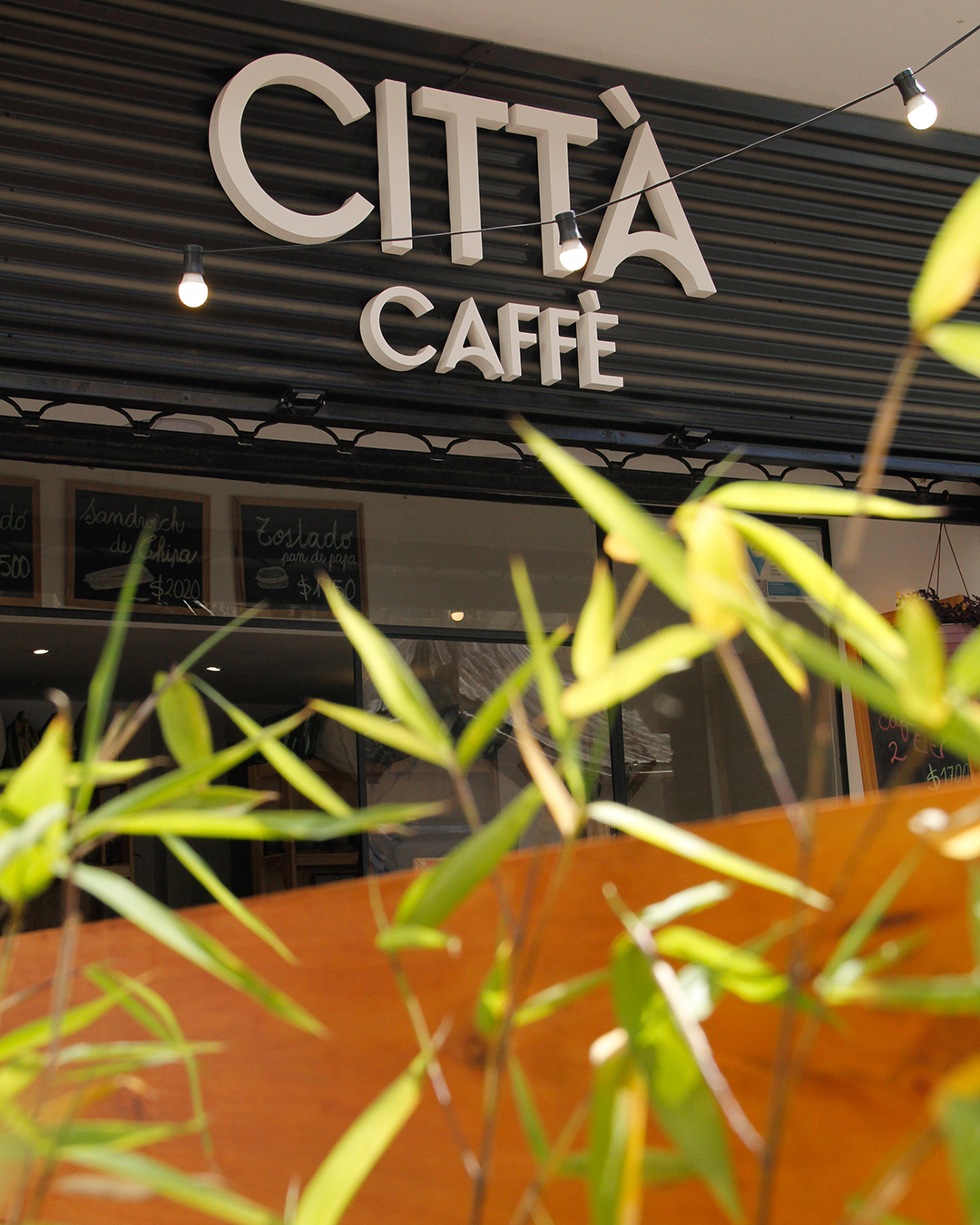 Fachada y cartel de Città Caffè