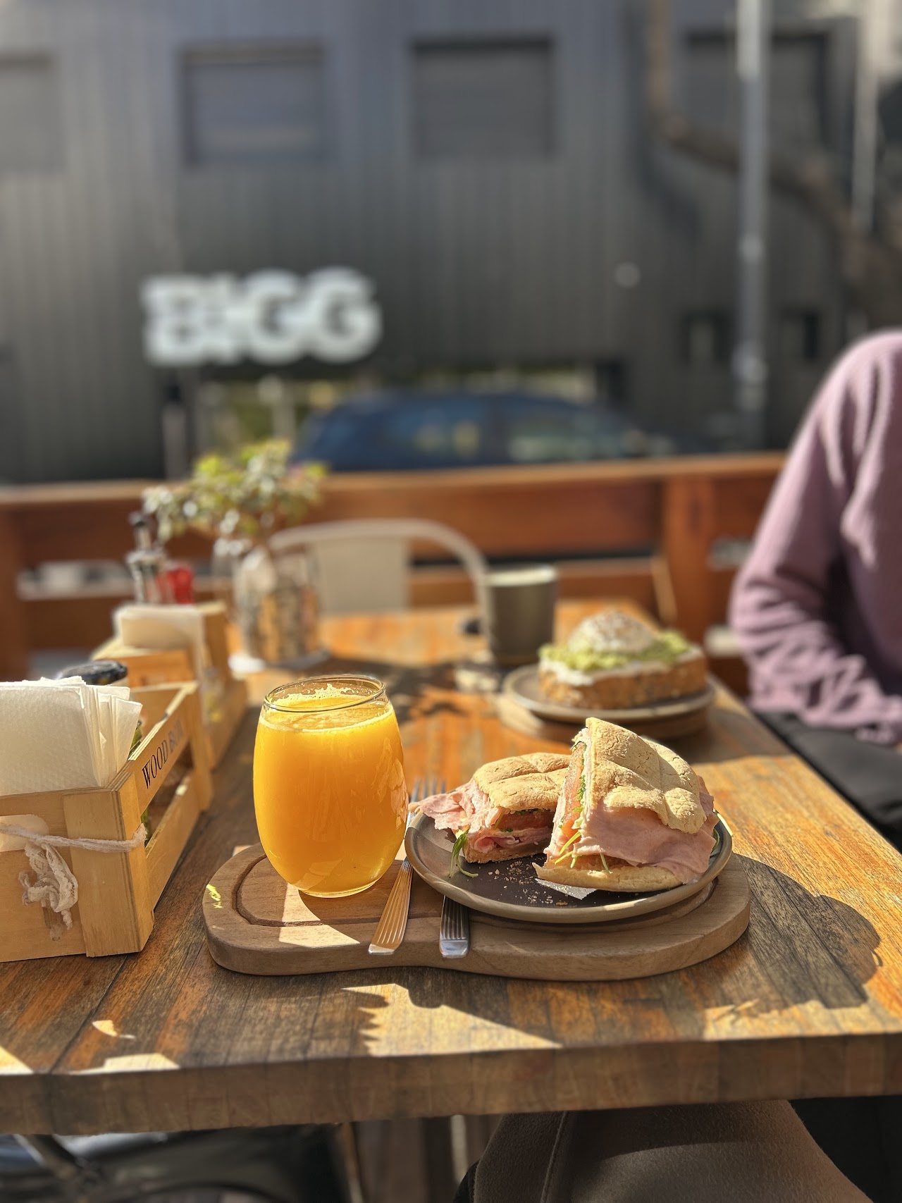 Sandwich y jugo en Città Caffè